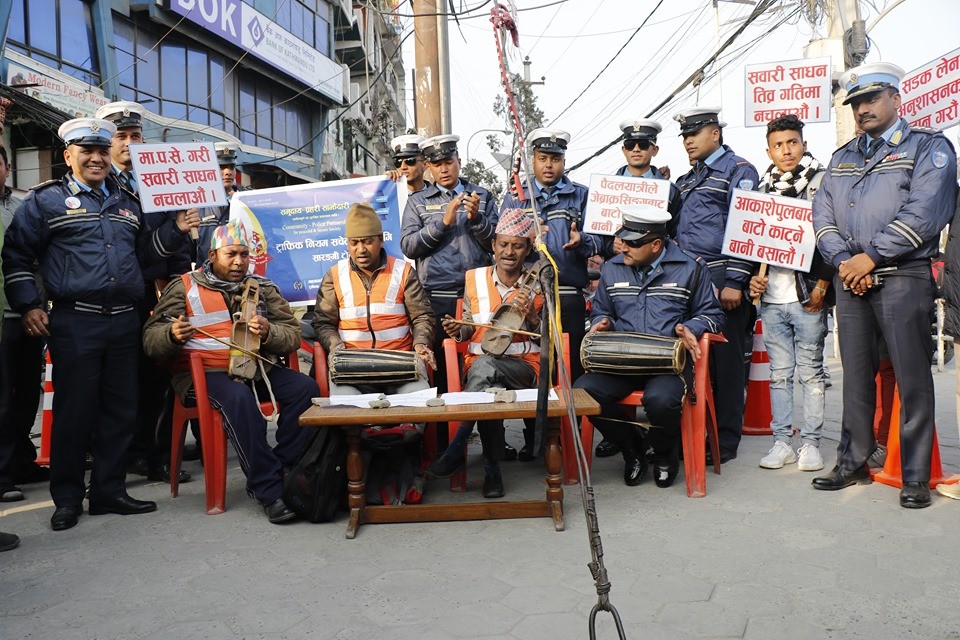 अब ट्राफिक सचेतना सारङ्गी धुनले