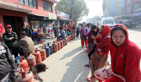 'ग्यास सहज नबनाए सेना र प्रहरी लगाएर वितरण गरिने’