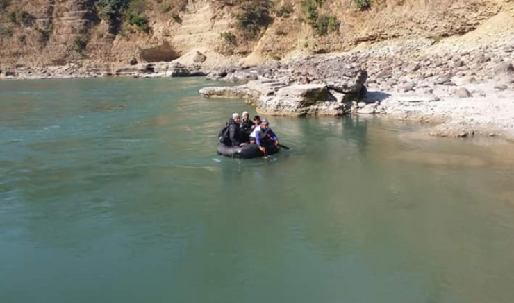 भारतबाट ट्युबमार्फत महाकाली नदी तरेर नेपाल फर्कने क्रम जारी