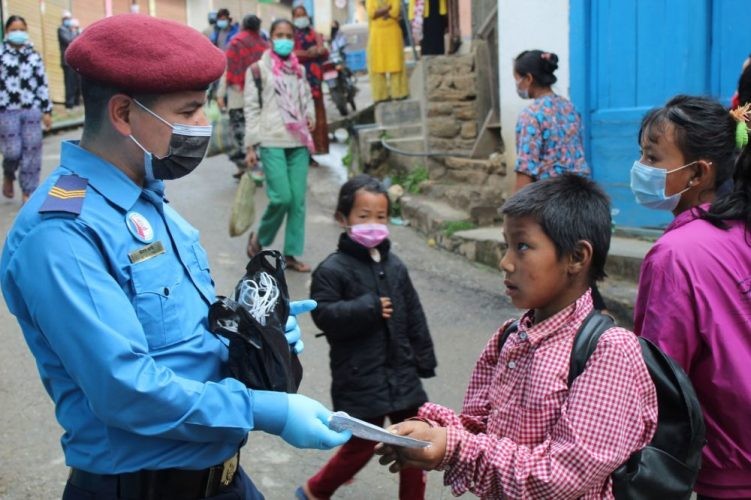 नेपाल प्रहरीद्वारा ३ हजार २९४ जनालाई नि:शुल्क मास्क वितरण