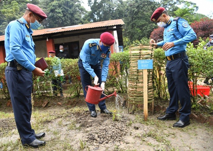 प्रहरी महानिरीक्षक शैलेश थापाद्वारा वृक्षरोपण