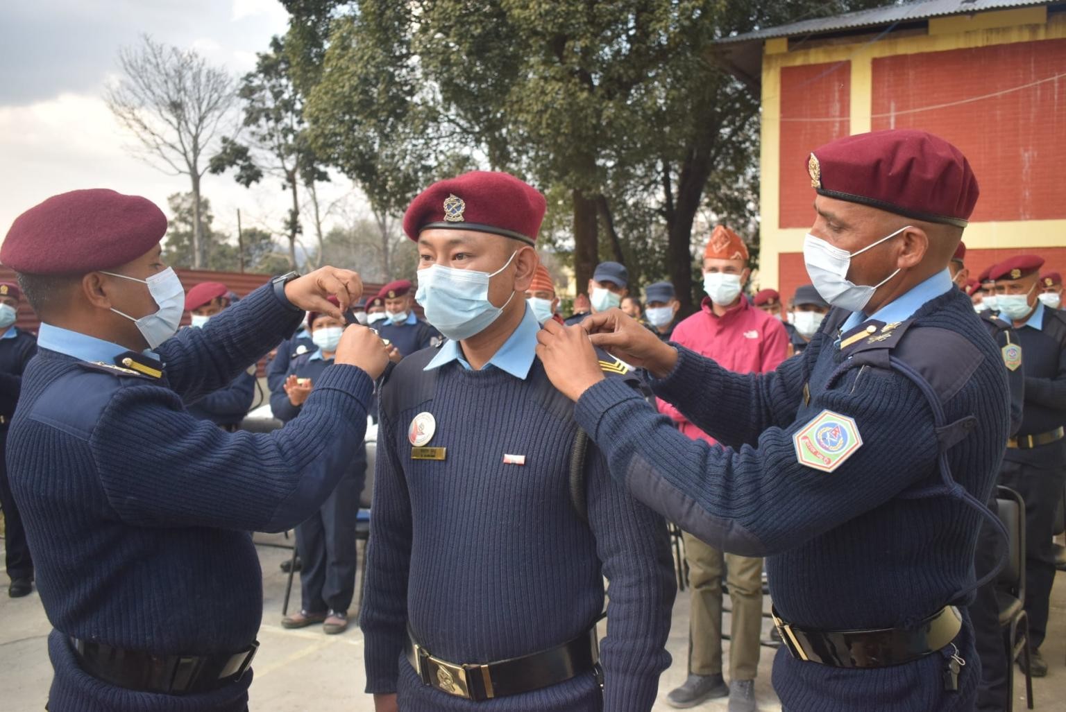 बढुवा भएका प्रहरी हवल्दारहरुलाई दर्ज्यानी चिन्ह प्रदान