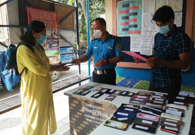 हराएका तथा चोरि भएका मोबाइल खोज्दै, धनीलाई बुझाउँदै ईटहरी प्रहरी