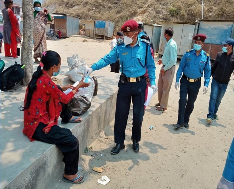 नेपाल प्रहरीद्वारा ७ हजार ३७९ जनालाई नि:शुल्क मास्क वितरण