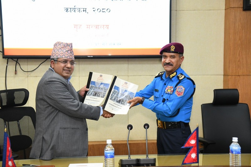 गृह सचिव भट्टराई र प्रहरी महानिरीक्षक कुँवरबीच कार्यसम्पादन सम्झौतामा हस्ताक्षर